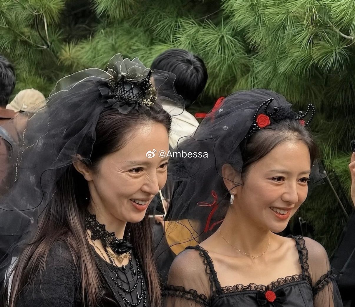 看惯了明星精修图，乍一看还不习惯