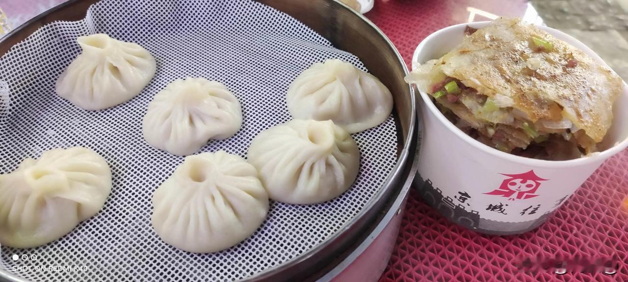 来郑州尝尝郑州特色美食灌汤包炕馍手擀面皮烩面胡辣汤掺拌面雪花鱼都