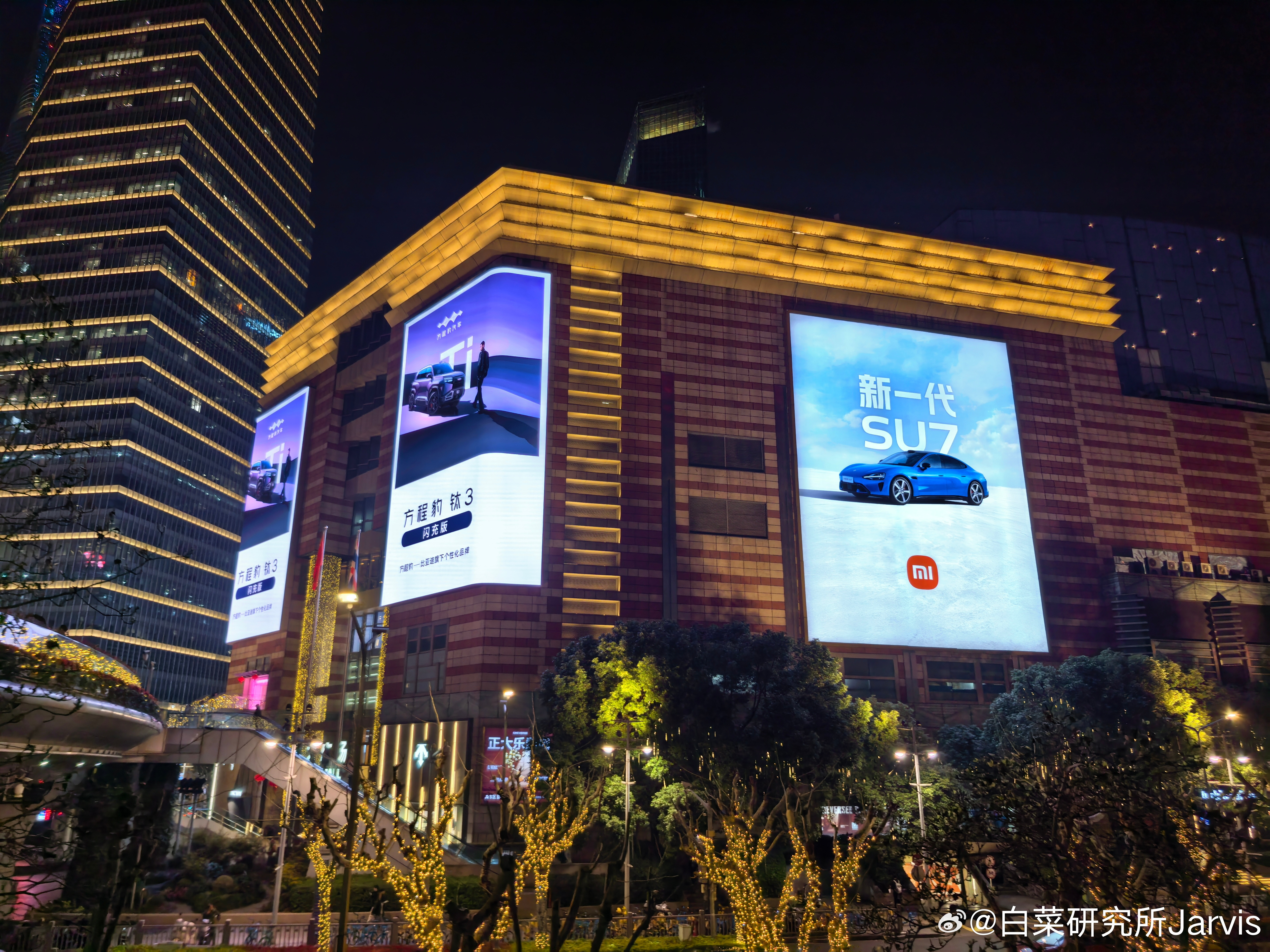 原来隔壁就是弗迪兄弟新SU7还看到好多外国人以他们为背景拍照，不急，以后你们回自