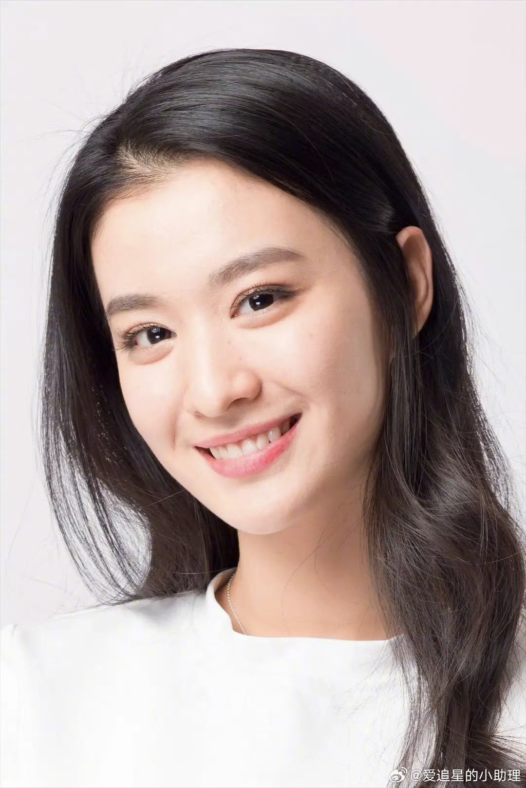 王楚然早期这脸还带着一点婴儿肥，看着可爱靓丽，很耐思​​​