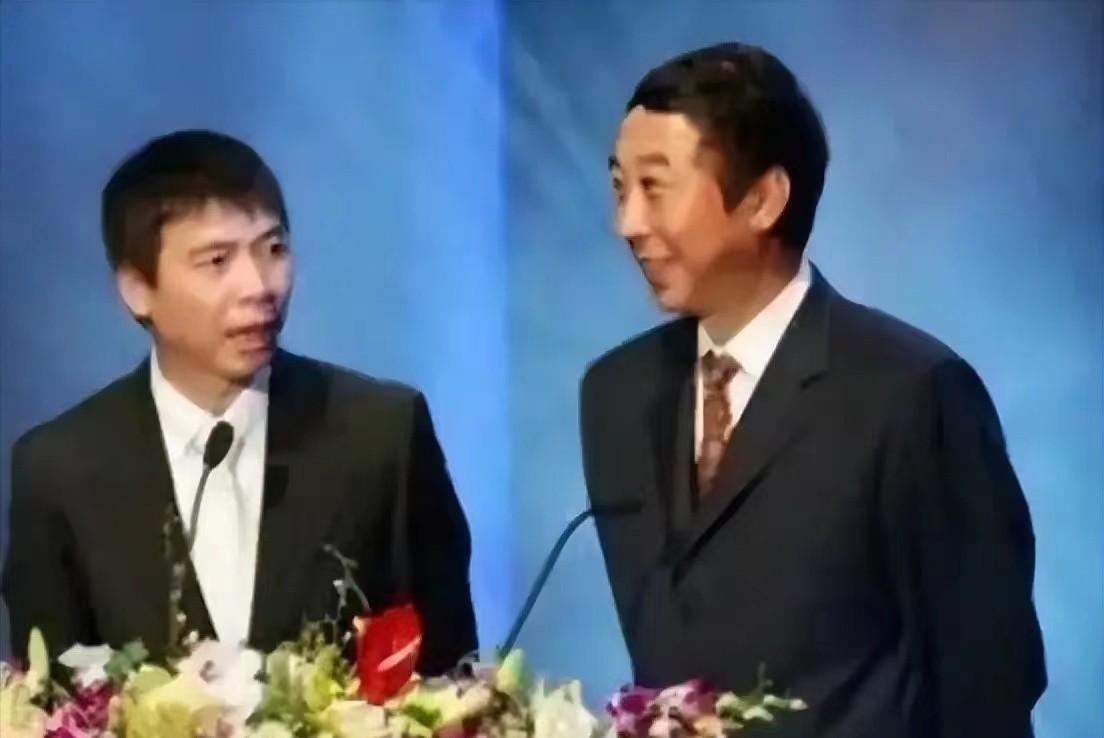 1990年，冯小刚给冯巩打电话：“巩哥，我女儿做唇腭裂手术，能借我六千吗？”当时