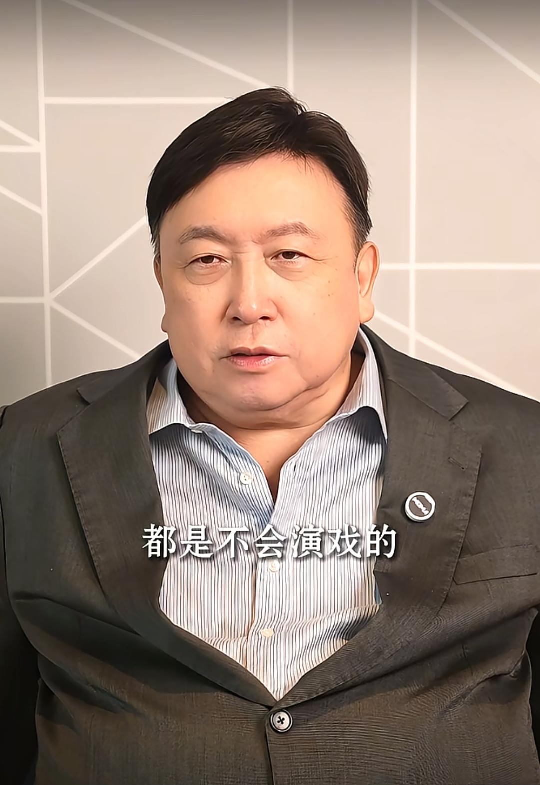 王晶说，中国的演员，是分两截的，顶流的男女主角，都是不会演戏的。主要