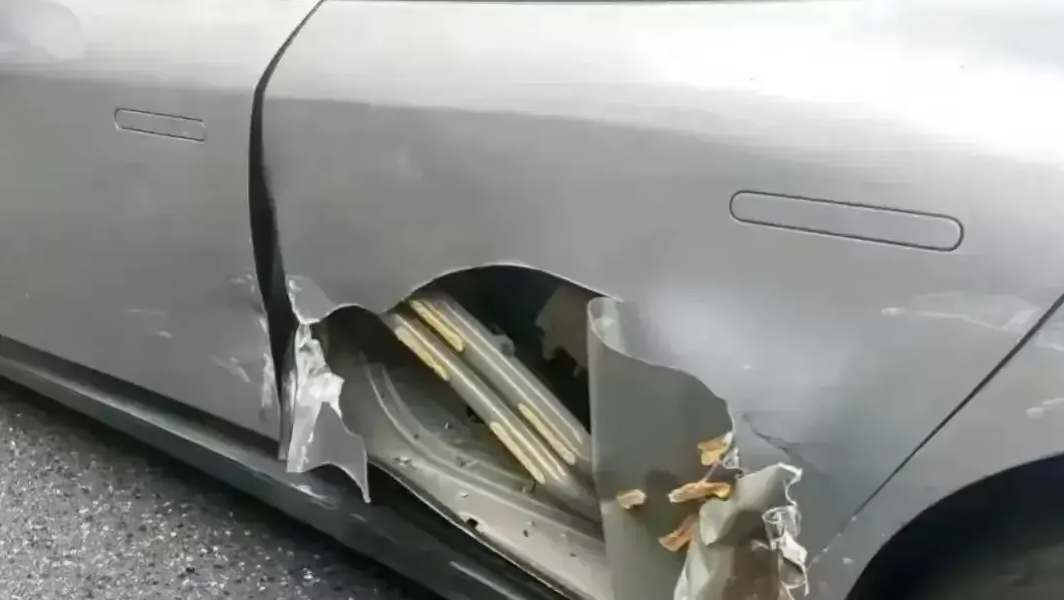 猜猜这是哪个品牌的纸糊车？