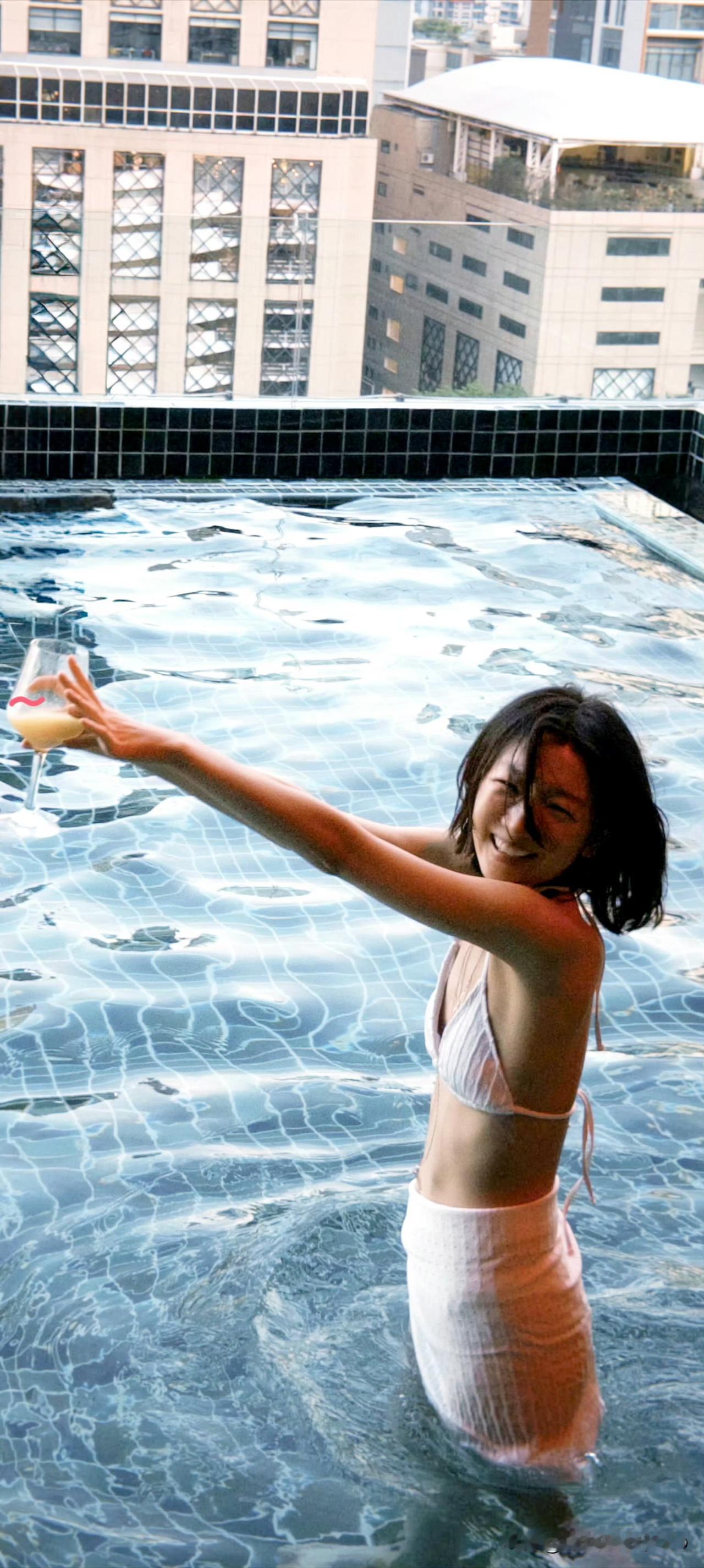 周冬雨戏水美图，娇小可爱