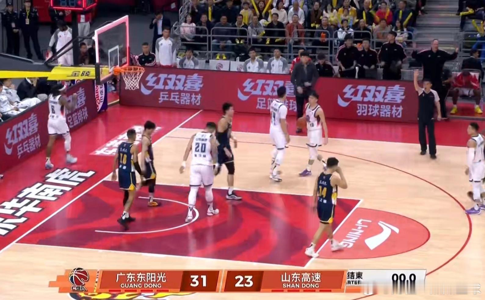 徐杰根本下不去啊，第一节只休息了38秒。第一节打完，广东宏远男篮31比23暂时领