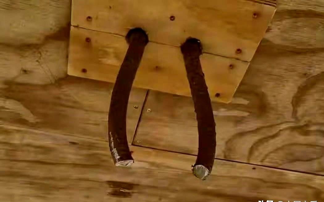 一吨，新西兰的1吨重纯铜大钟被偷走，这口大钟是日本赠送，象征着日新两国友谊，新西