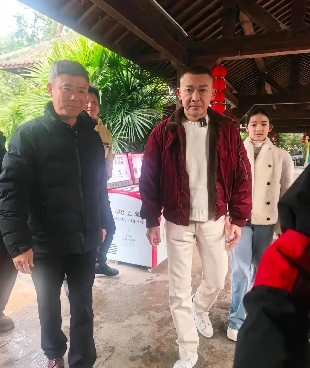 47岁聂远带着妻子和女儿现身重庆一家温泉酒店，夫妻俩装扮时尚，老婆秦子越身材高挑