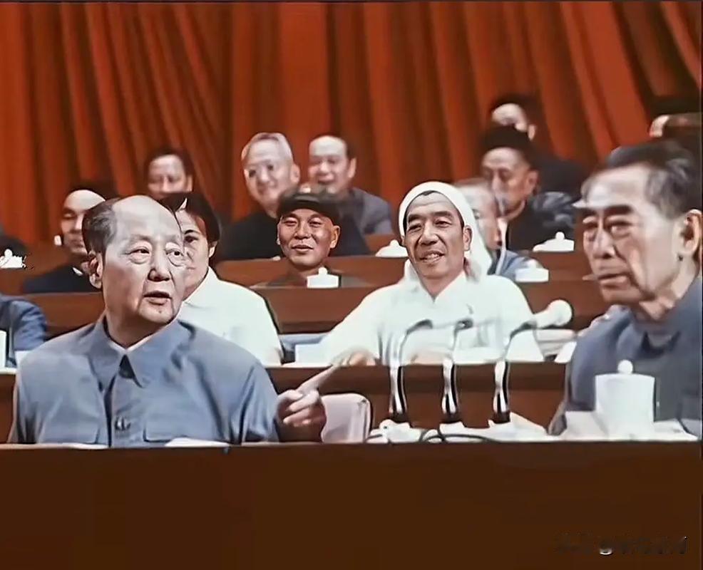 🍁1969年，中共九大会场，陈永贵坐在第二排，与毛主席、周总理近在咫尺。头上依