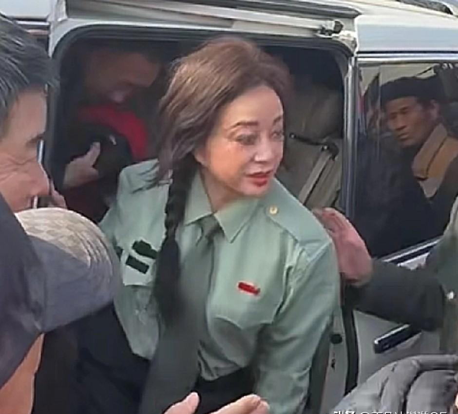 你看到刘晓庆那双青筋暴起、老年斑密布的手了吗？全网炸锅。她却在舞台上一口气连