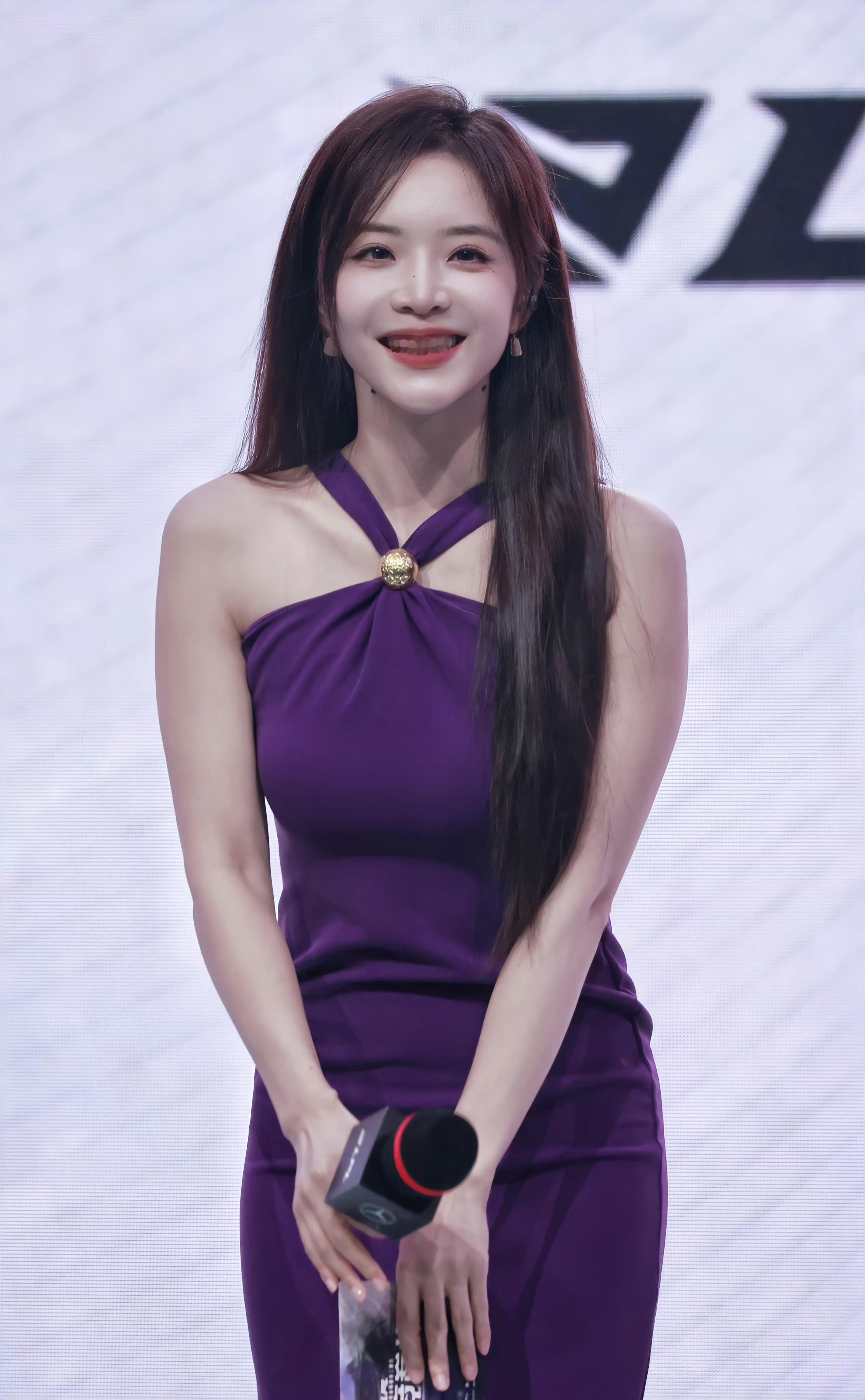 余霜阿姨的紫色旗袍这个星期完成任务了吗？