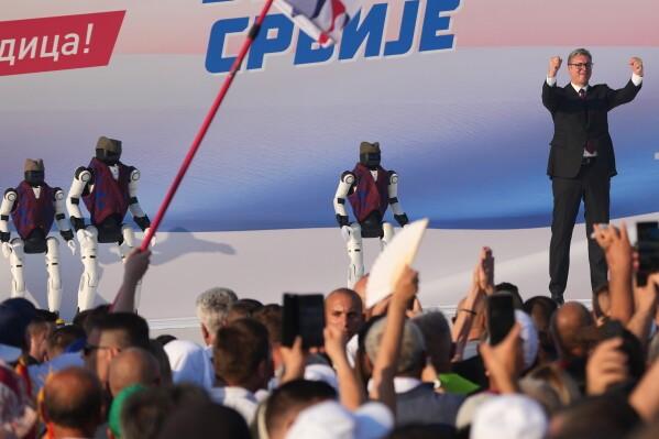 决心辞职的武契奇，当着20万人面向中方承诺贝尔格莱德二十万民众齐聚广场，武契奇