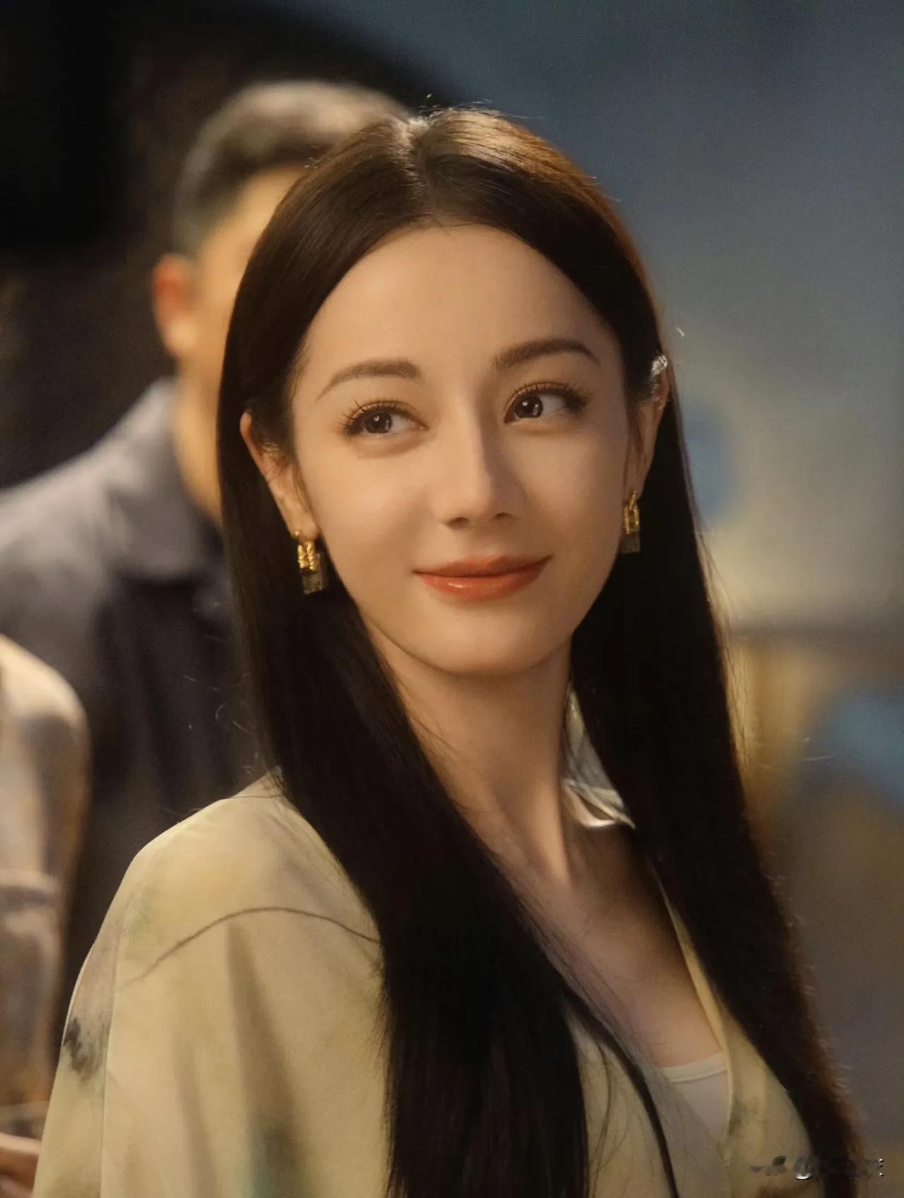 迪丽热巴为什么能长居顶流之位，因为她很有反差感，舞台那么魅的人，台下和综艺又跟大