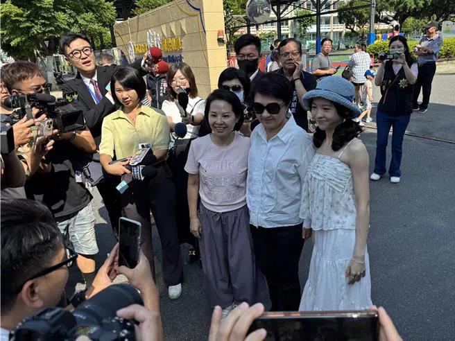 核三重启公投23日登场，台中市长卢秀燕上午9时现身北区健行小学投票，一现身便吸引