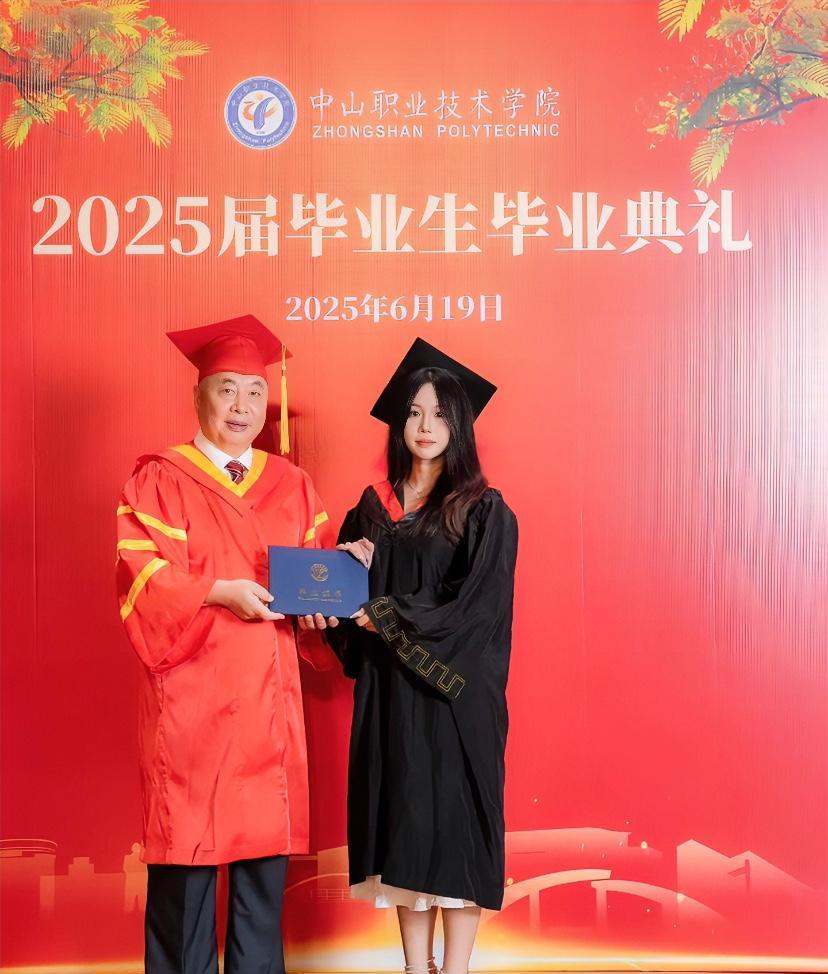 其实能设计一个专科生毕业专门穿的衣服也挺好的。