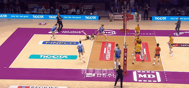 看醉了[捂脸哭]，诺瓦拉教练这样子，是被朱婷打得有多生气当朱婷反击狠狠把球扣中后