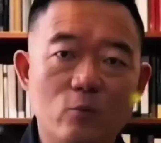 十年搭档被传翻脸？昨晚封箱演出直接打脸岳云鹏刚弯腰，郑好一把扶住台阶。台下