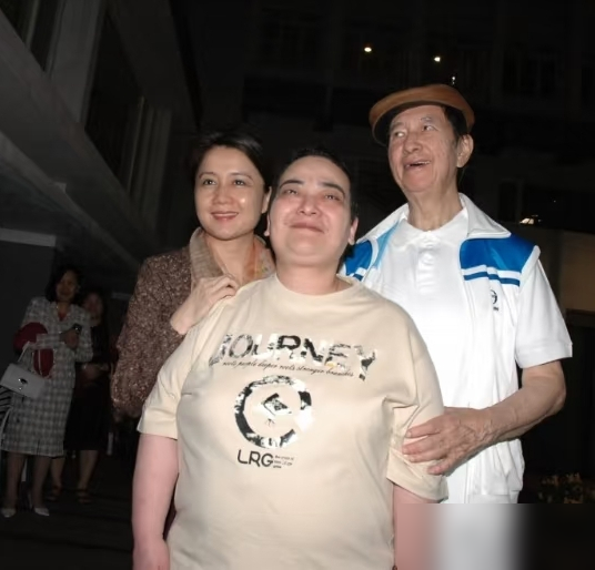 赌王家这场饭局，明面上是答谢宴，暗地里全是人精的算计。二房的何超琼、何超凤来了，三房何超云来了，连大