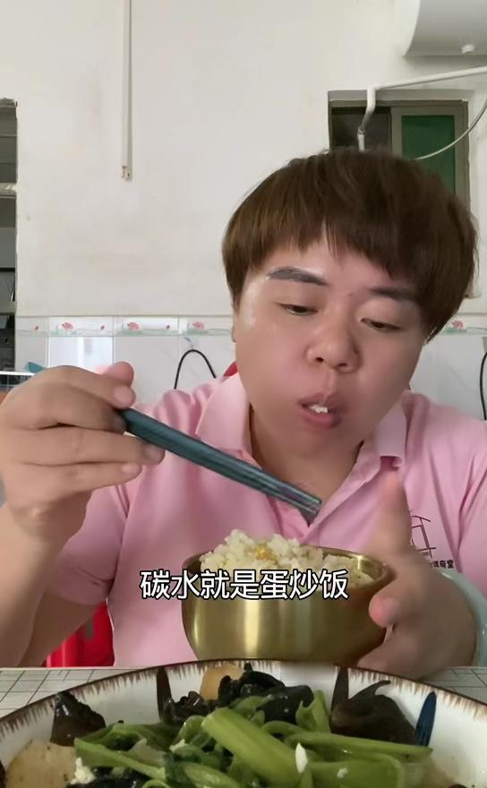 打卡今日体重：昨天空腹体重。这是早餐，跟中午饭一起的。我已经喝了一杯酸奶，吃了