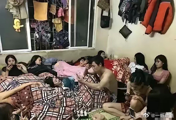 这就是以前的传销组织窝点！传销窝点的场景，男女吃住一起，吃着米饭炒土豆还做着发财