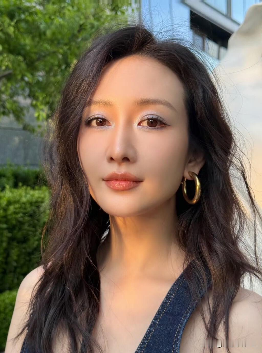 王鸥画上了蓝色的眼影气质更加轻熟