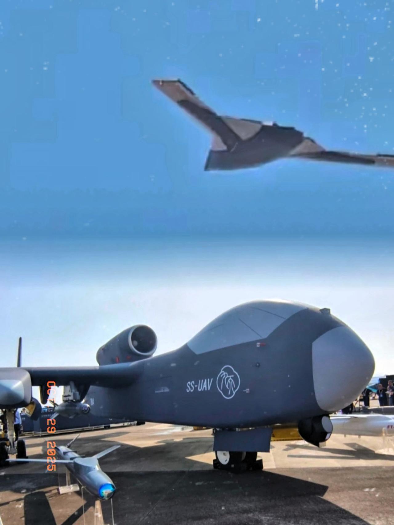 新加坡《联合早报》披露重磅消息，中国一款无人巨型隐身轰炸机完成首次升空试飞。社媒