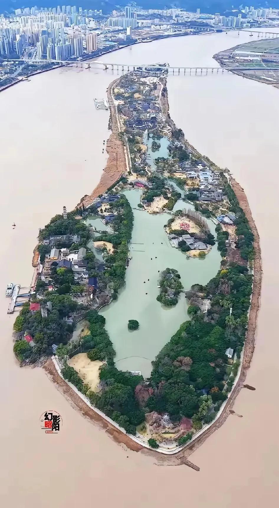 江河形成这种地型，实属是罕见呀。在这里，江河冲击成的岛屿，称为洲，但是这个岛