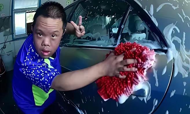 🌙深圳一家洗车行老板雇佣了16名脑瘫儿洗车，3年总收入高达120多万，可是老板