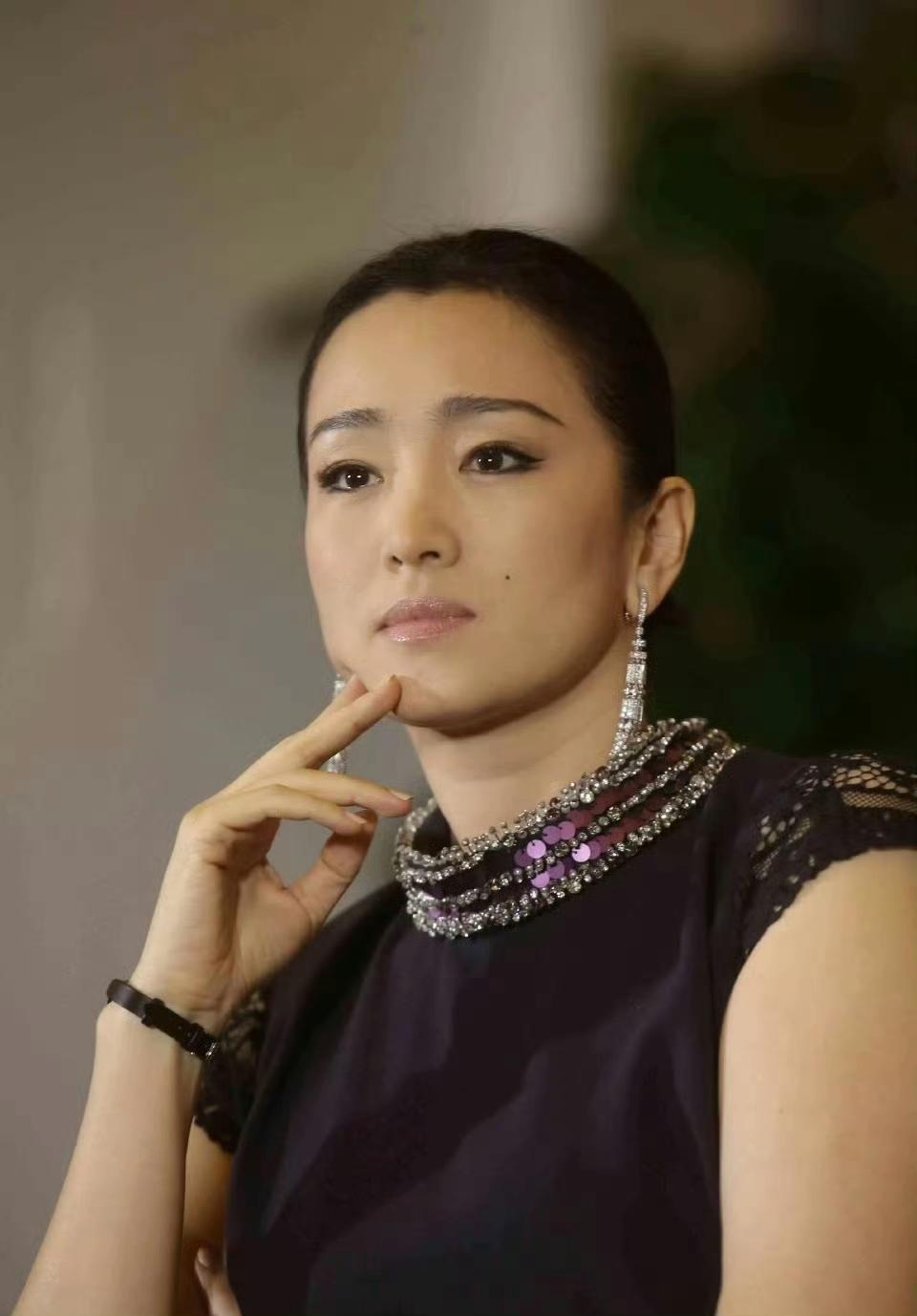 家人们谁懂啊！辛芷蕾一上采访，开口第一句居然是“我手机要爆炸了”，本以为是设备出