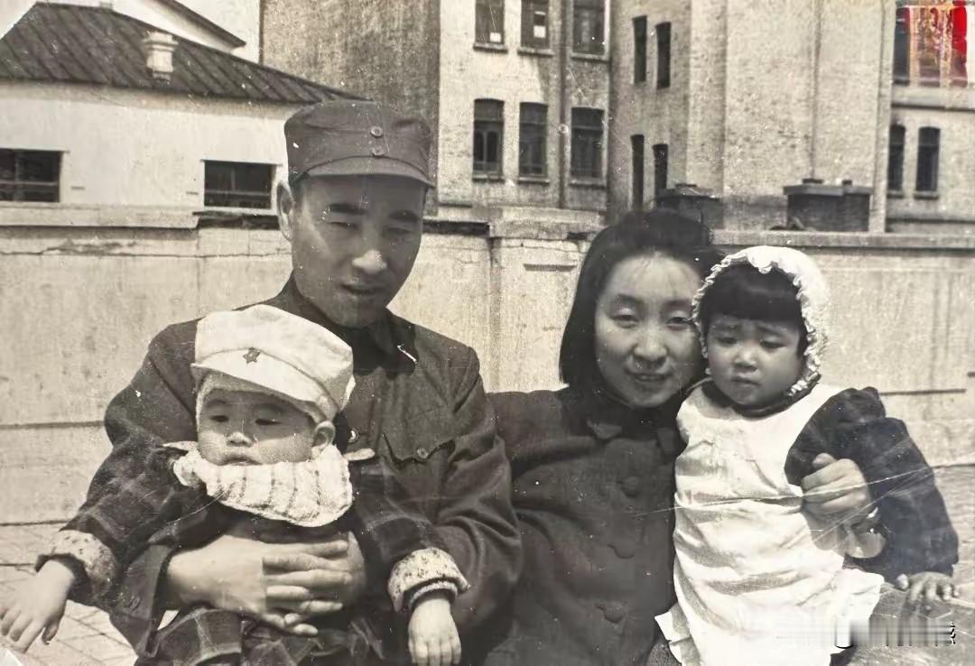 这是一张几十年前的老照片了，那时候照片中大人还比较年轻，孩子还比较小，也就是三四