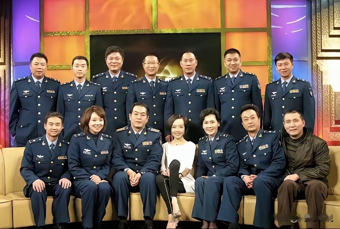 仔细看，坐在中间的美女是谁呀？坐到C位不说，还翘个二郎腿，也太拽了吧。