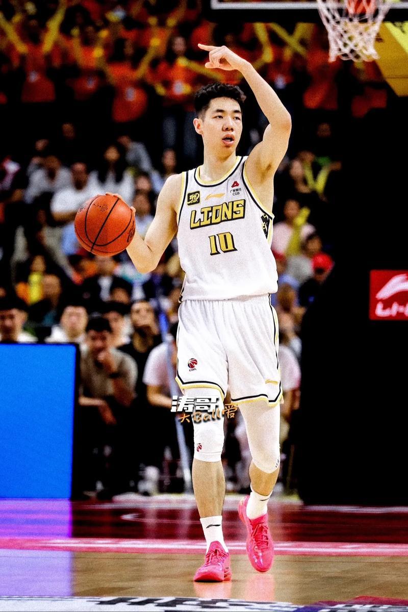 不少球迷称朱俊龙是国家队的混子球员，说他防守好也没防住谁，三分球只能投空位，打韩