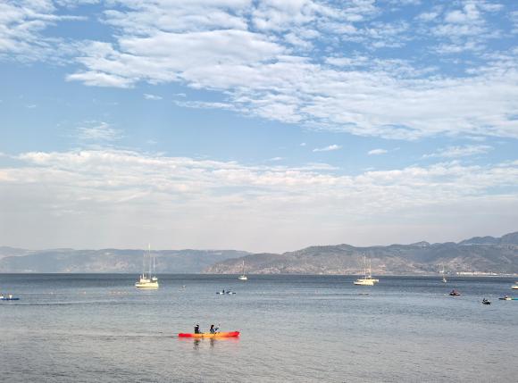 荷兰和巴拿马，已经开了坏头。因为我们的海外利益存量规模，可能高达十万亿美元以上。
