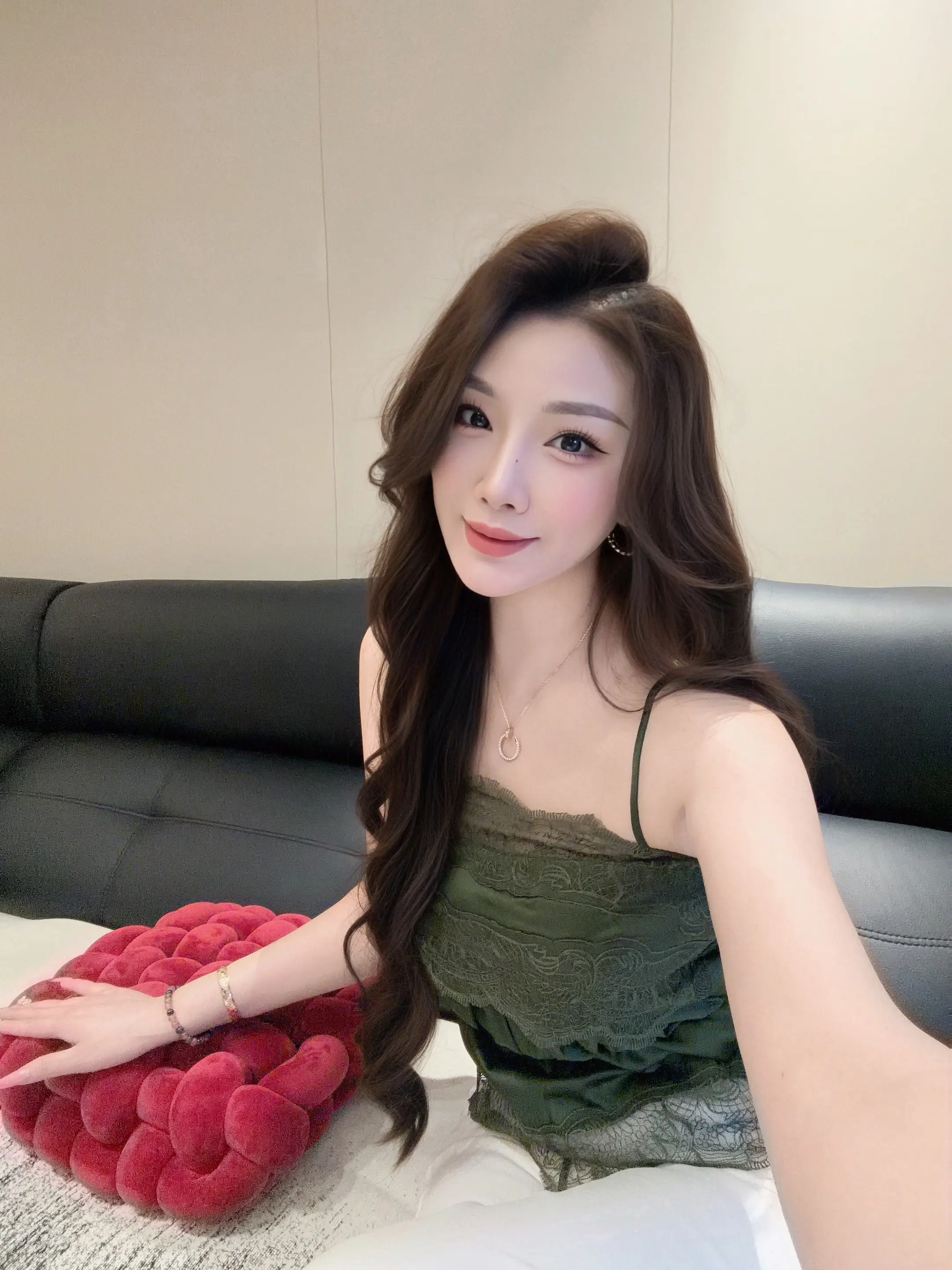 爱你的人迁就你，不爱你的人改变你，爱你的人，生怕给你不够，不爱你的人...