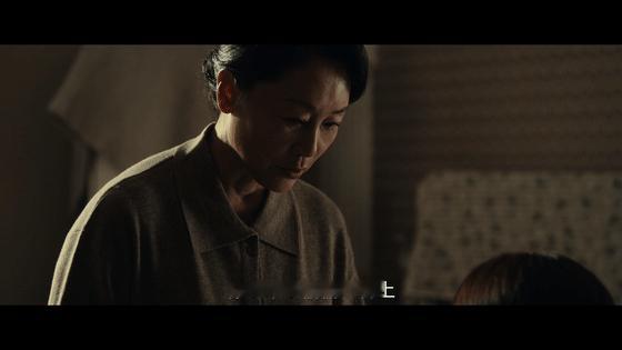 她妈眼里涂指甲油都算勾引一个指甲油就能引发这么大反应，说明妈妈心里装了太多恐惧