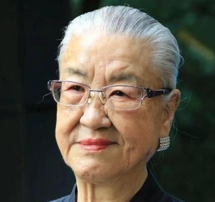 1986年，中央一条“高干子弟一律不准经商”，使得原国防部长耿飚的长女，一夜之间