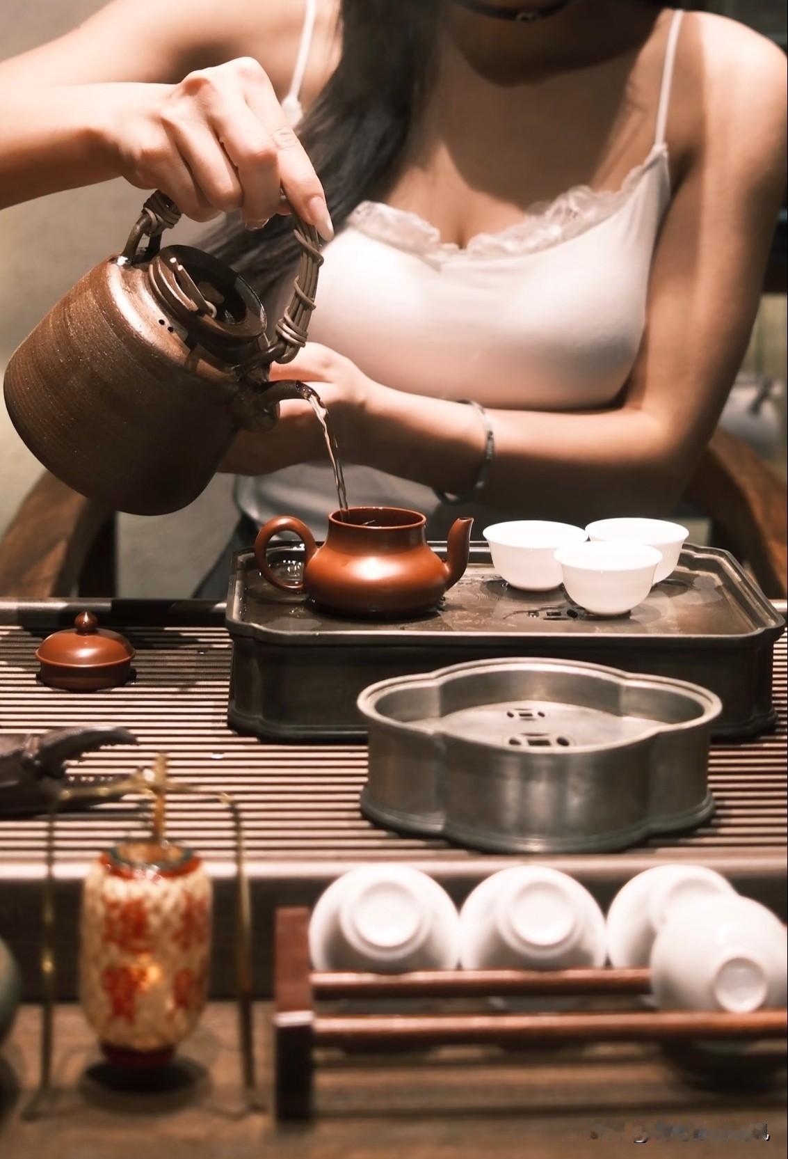 茶水喝多了对身体有什么影响吗?茶水喝多了真不是啥好事！首先容易刺激肠胃，尤其是