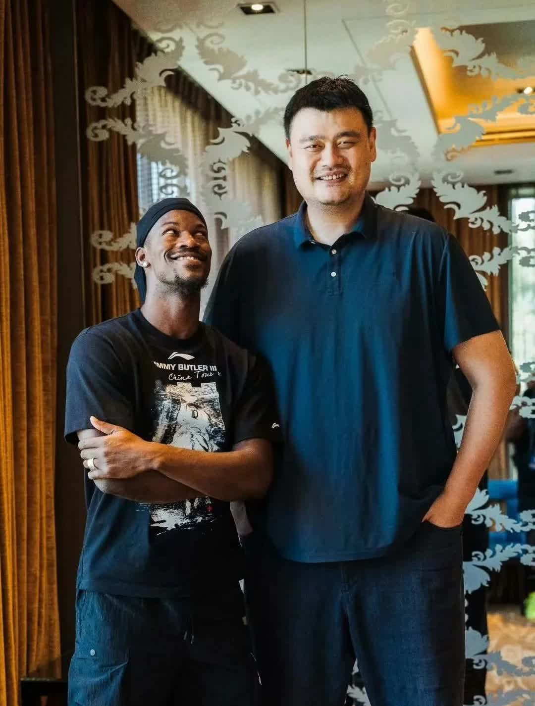 姚明请巴特勒吃饭，巴特勒直言，姚明是他非常喜欢和尊重的球员，他跟姚明聊的很开心！
