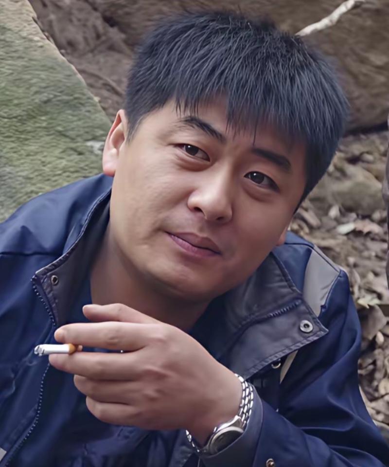 陈杰没有说错自己的烟瘾很大，这是年轻时候的陈杰，他说，我已经戒烟几次了，每一次