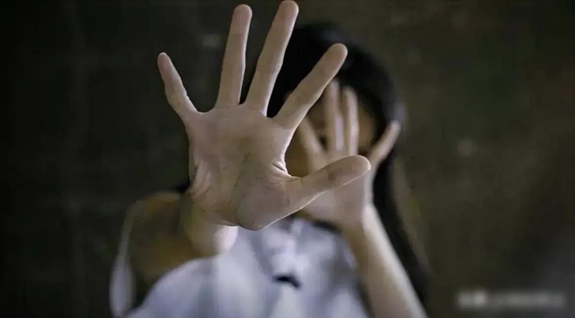 新疆，男子与妻子途中遭遇两名醉酒男子，其中一人上前触摸男子妻子胸部；男子上前质问