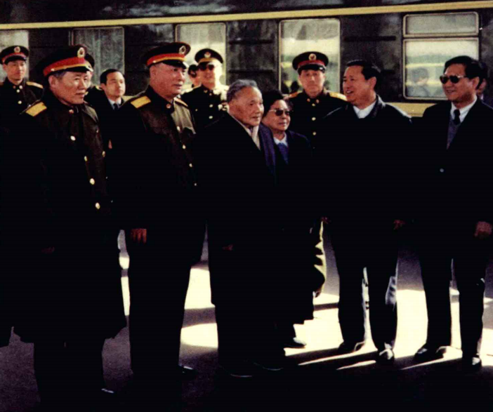 1991年2月21日，天气十分寒冷，邓小平在济南火车站，同山东党政军负责人谈话。