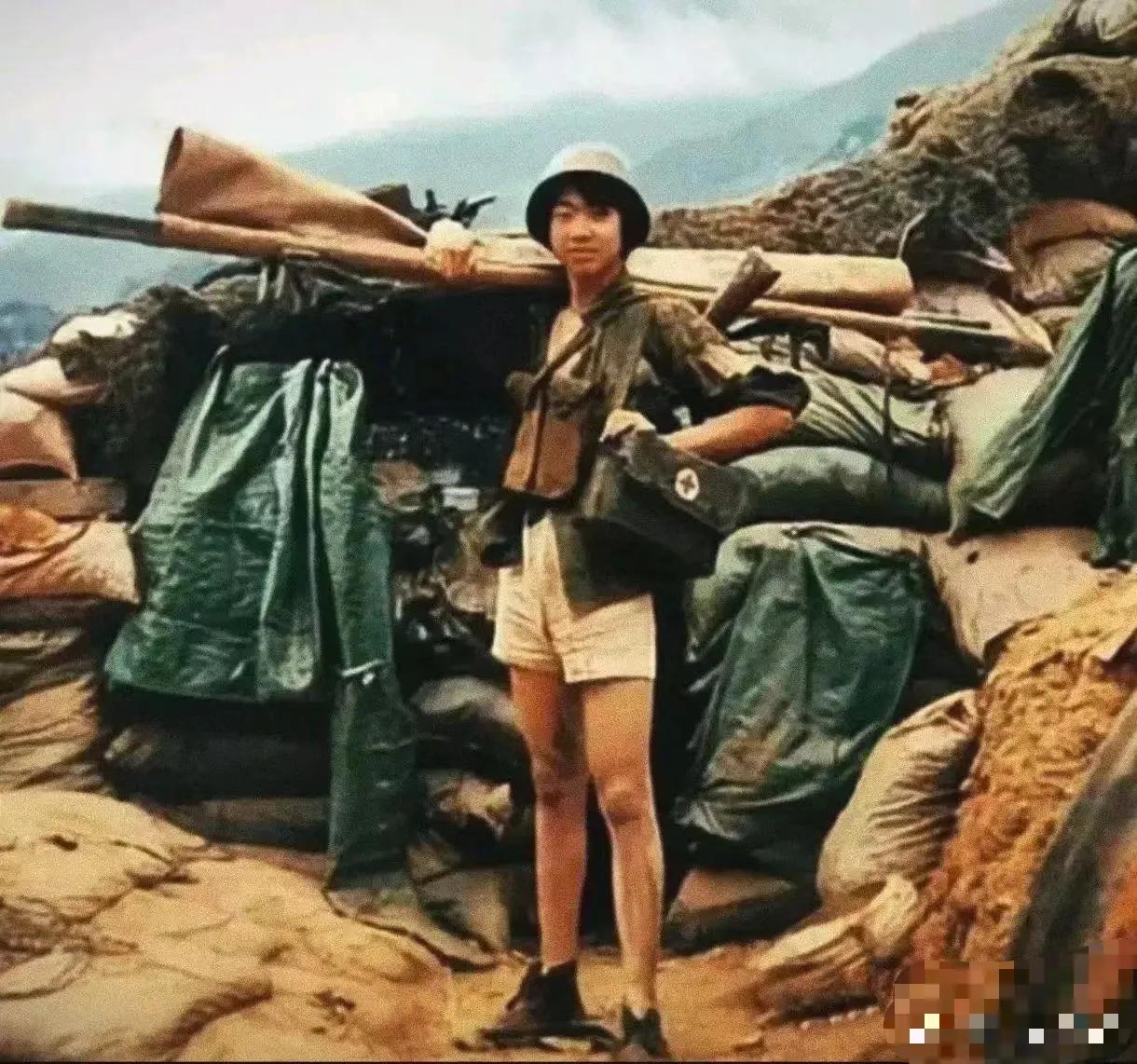 40年多前的反击战期间，我方医疗队一位女兵抢救完伤员归来，拍下了这张照片。后来，