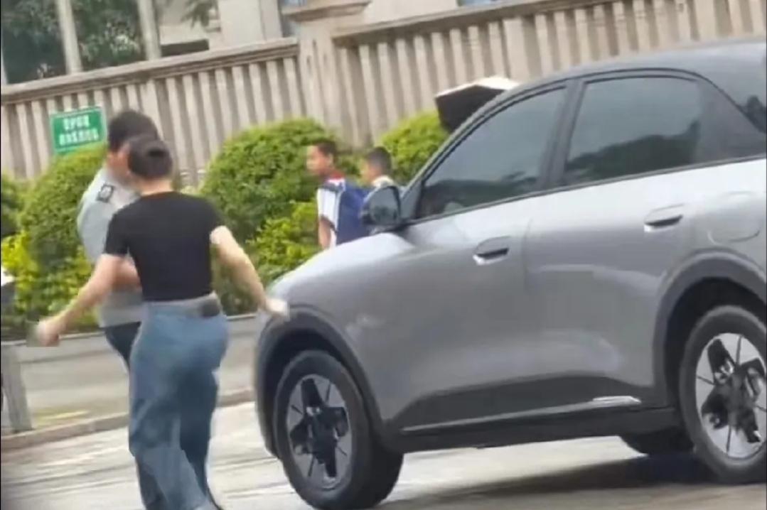 最近，一女子丢人丢大发了！不知何故，一女司机因不满保安劝阻，跟小区保安争吵了几句