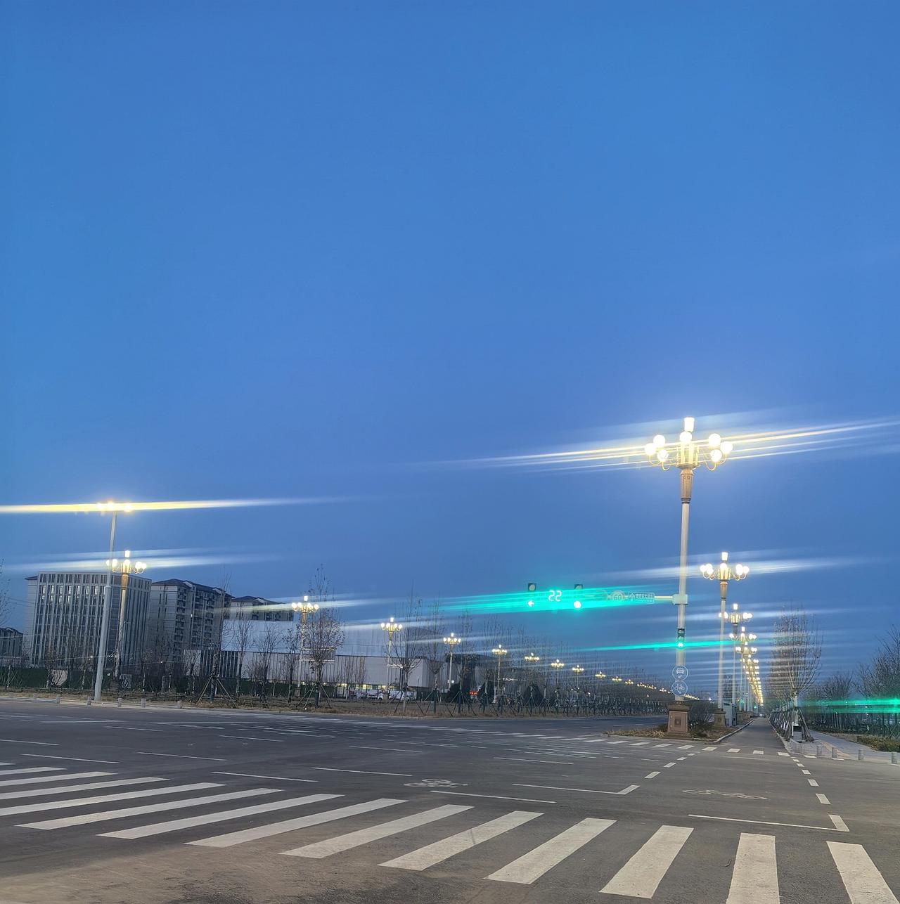 劳动部门真应该抓一抓各行各业的加班行为，保护劳动者的健康权。特别是工厂、工地，很