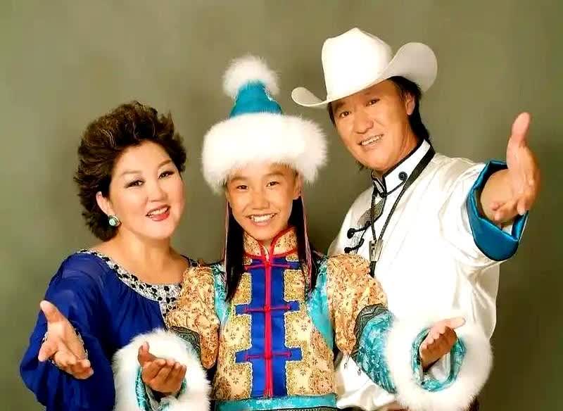 那尔那茜暴雷，才知道为什么“吉祥三宝”夫妇不带自己亲女儿上台