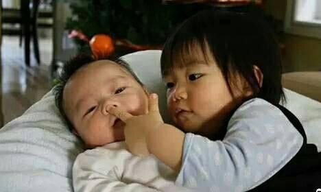 有二胎的家庭才会懂, 大宝是如何玩弄二宝的, 父母看着默默心疼