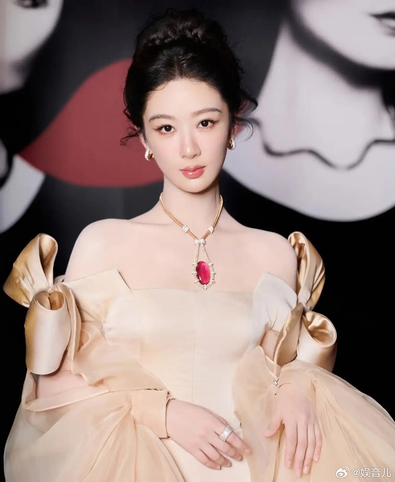 1.白豆腐在家里会唱白脸，所以女儿跟他会特别好，他老婆就总唱红脸，他女儿跟他老婆