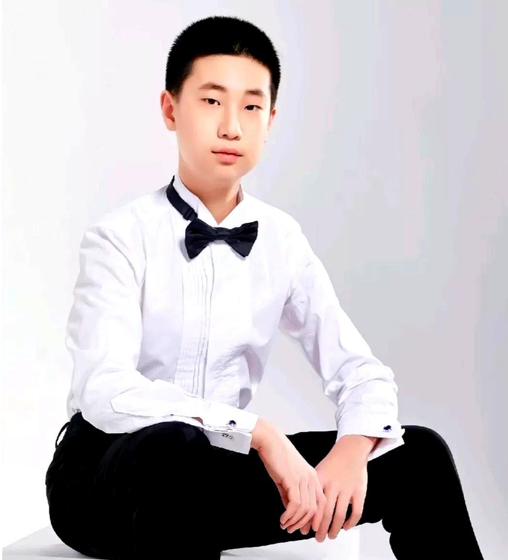 这是巴图的弟弟林大竣。大竣是宋丹丹的干儿子，今年15岁，他的父母是林永健和周冬