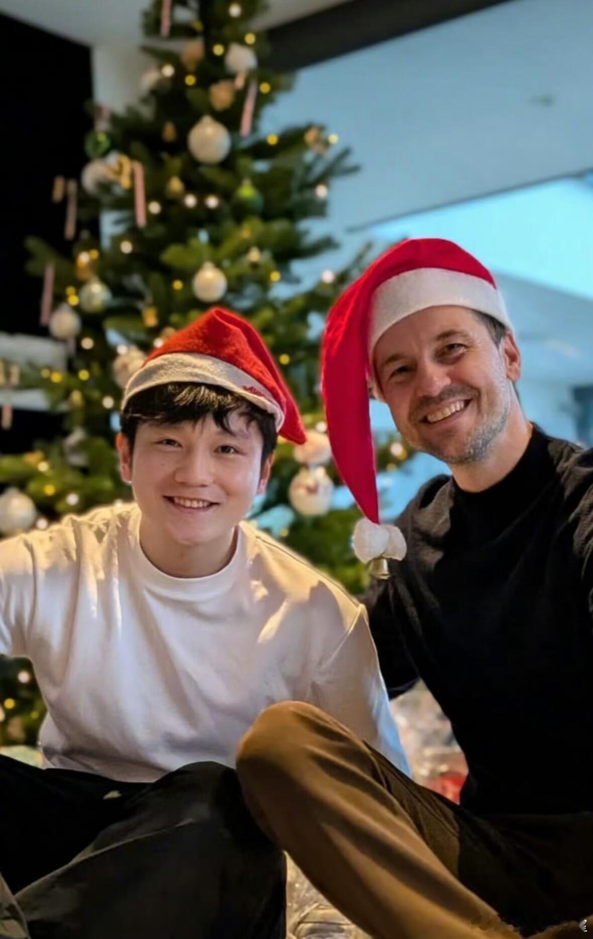 樊振东波尔的跨国神仙友谊他们的故事始于2015年苏州世乒赛，当时18岁的樊振东击