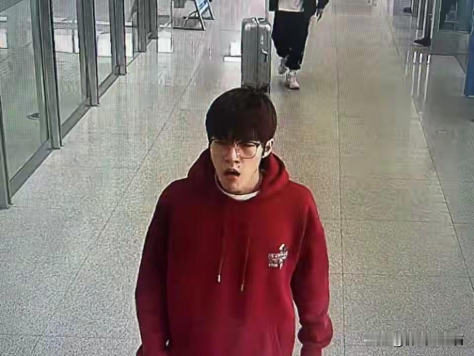 11月29日晚，重庆丁女士在网上发帖求助，称17岁同母异父的弟弟王祖校疑陷东南亚