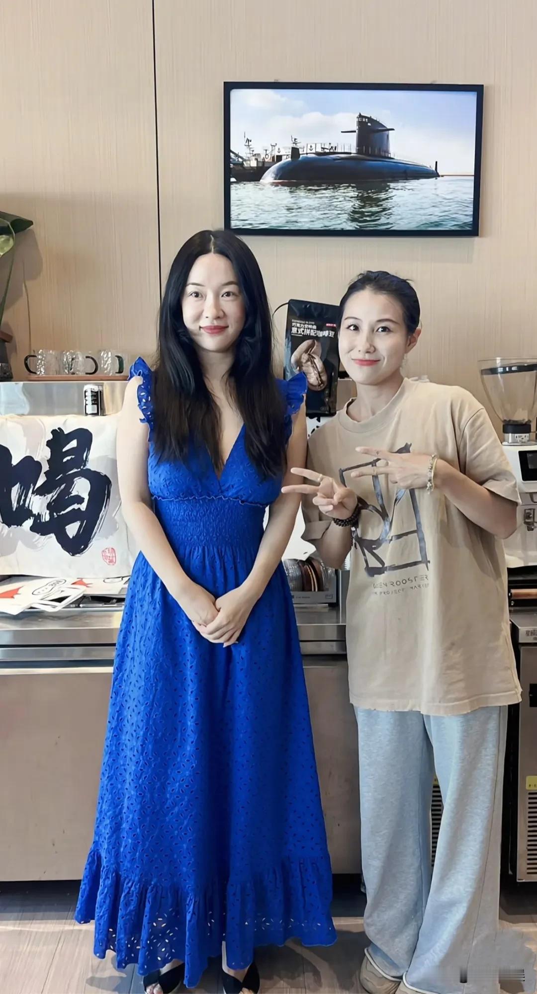 霍思燕现身青岛，头发浓密，身材丰腴，皮肤好白，就是脸发福肿胀，颜值还不如旁边的粉